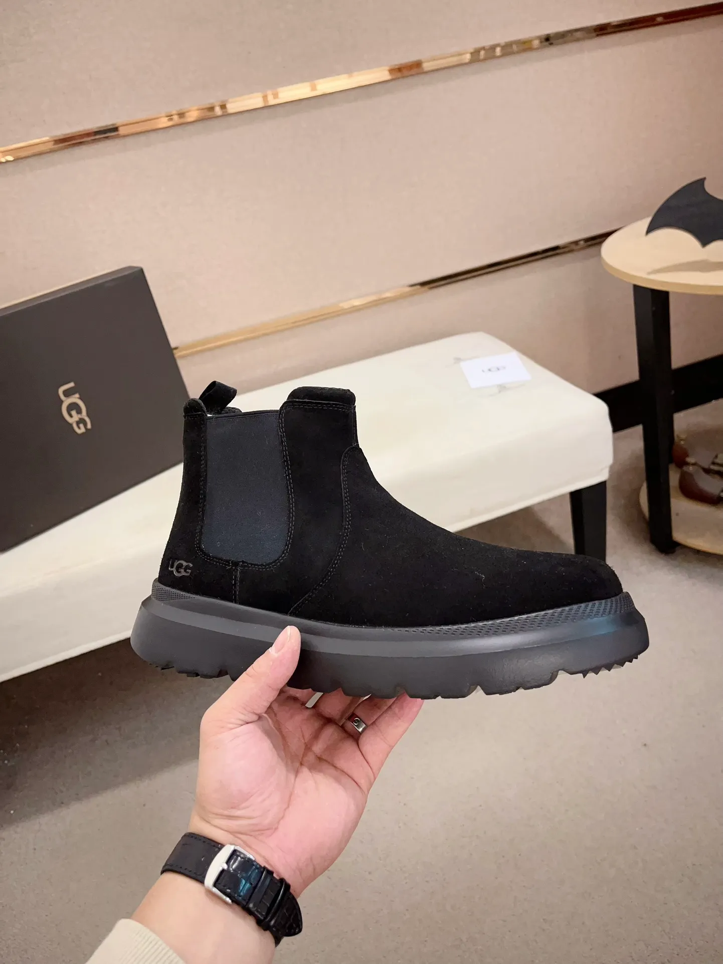 Men's shoes💰: 600💰(high-end goods) UGG❄️❄️Latest model 1:1⃣️quality, fabric: high-end quality first-layer cowhide imported from Europe. Lining: wool lining, sole: pure imported rubber foam outsole. ❤️High-end goods, fine workmanship, trendy and fashionable. The fit is very classy. If you know the goods, you will definitely not be able to refuse😍😍Code number: 41-45. Can be customized 46.47.
